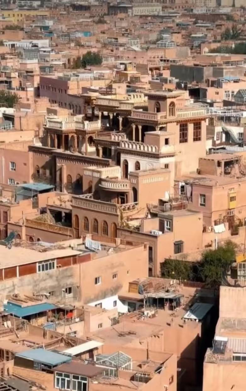 都市的宣囂讓人遐想，
深山的寧靜讓人可望。
怎樣生活才會愜意呢？
🌹🌹🌹?