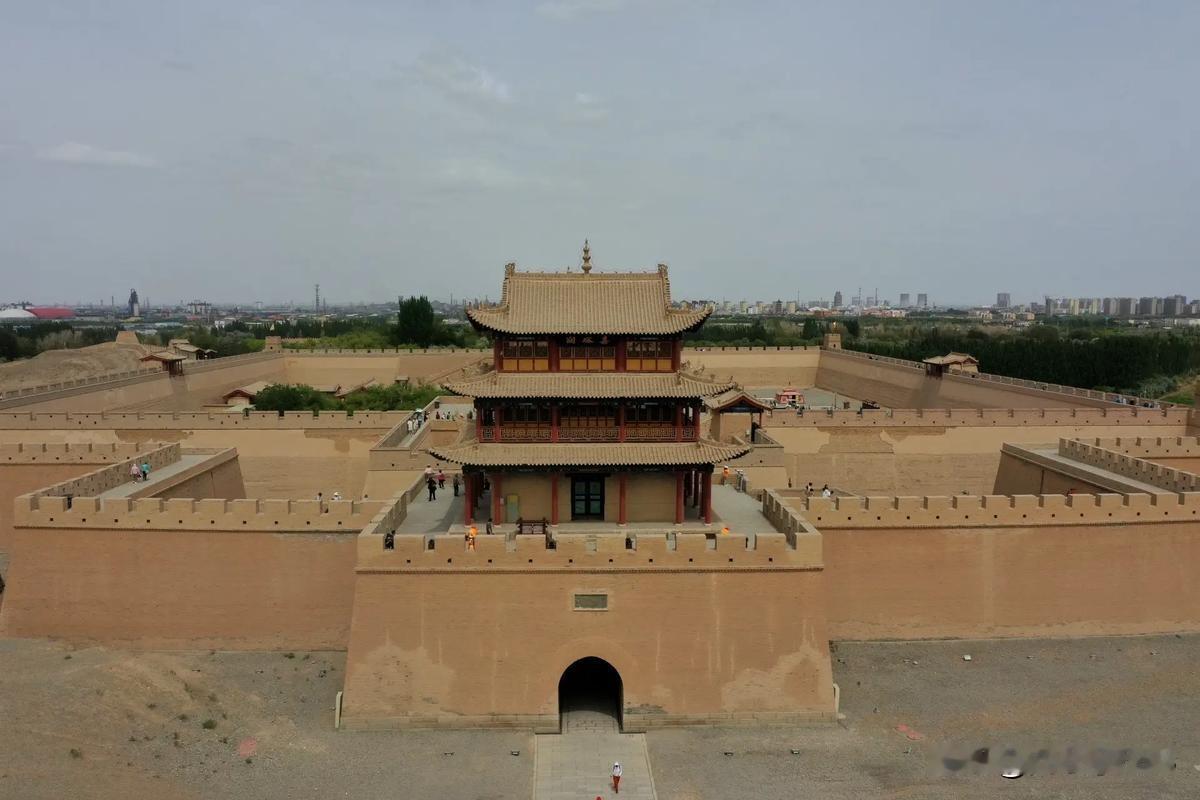 到嘉峪关必去景区
1.嘉峪关关城：明长城最西边的关口，登上城楼看古时防御布局，感