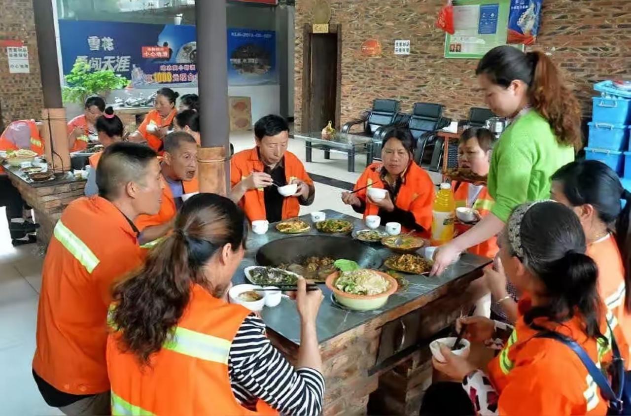 万万没想到！8名清洁工，因突降大暴雨，跑进一家餐馆避雨。到了中午，大暴雨仍未减小