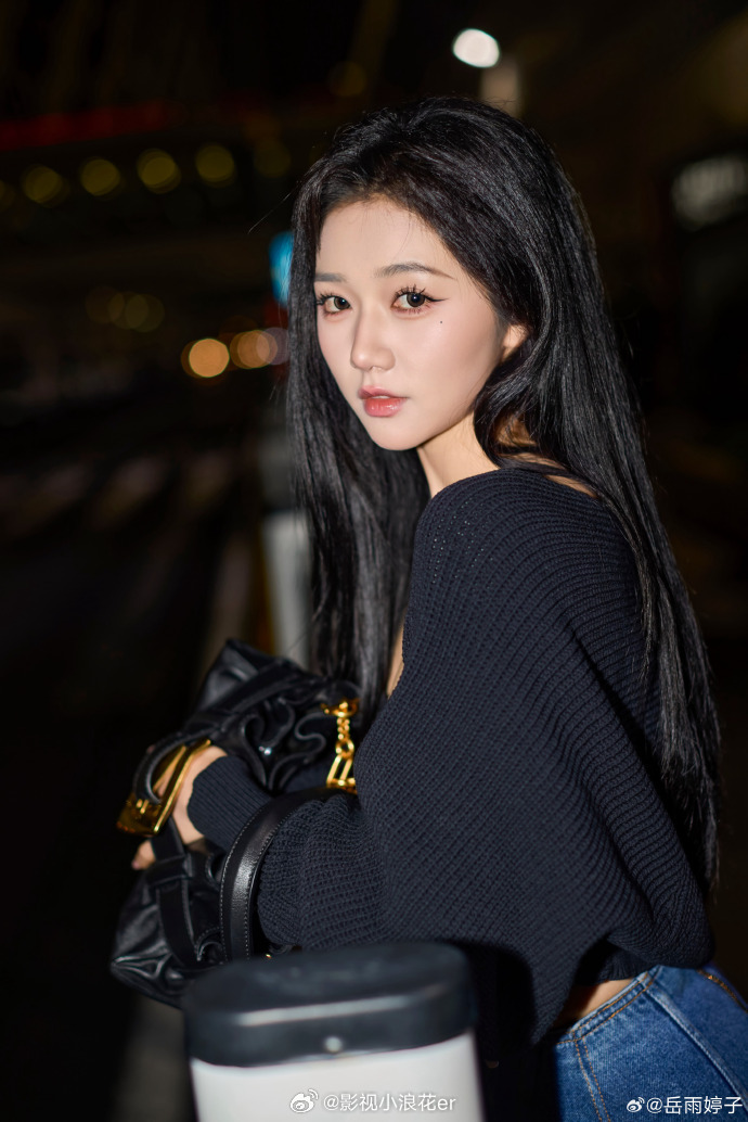岳雨婷短国第一人还出席两场大秀岳雨婷短首个时装周看秀的艺人 惊喜传来，岳雨婷不仅