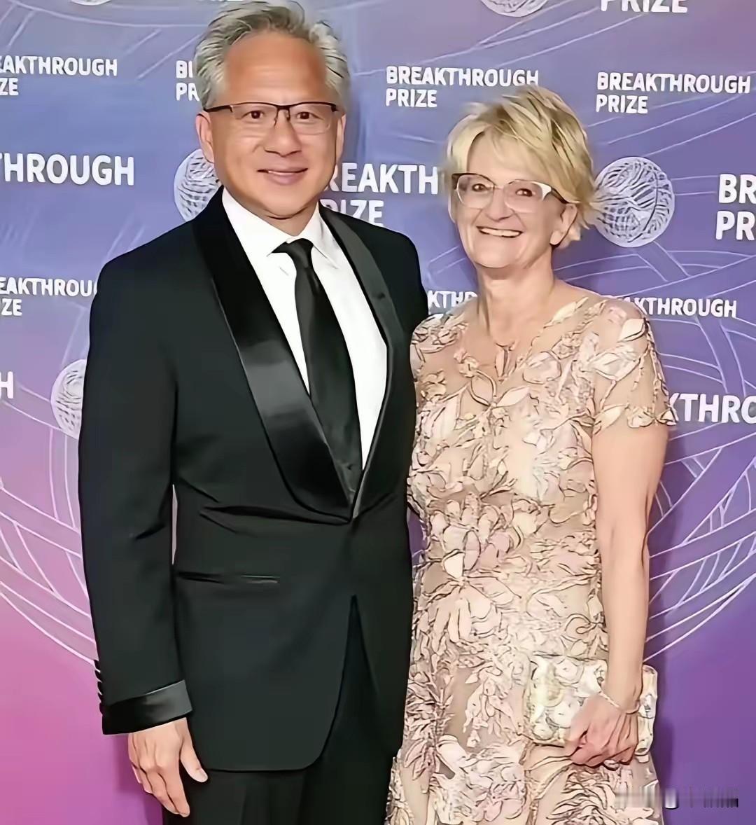 人生的高光时刻，往往藏在回家时那盏为你亮着的灯里。人生的巅峰不是站在台上接受掌声