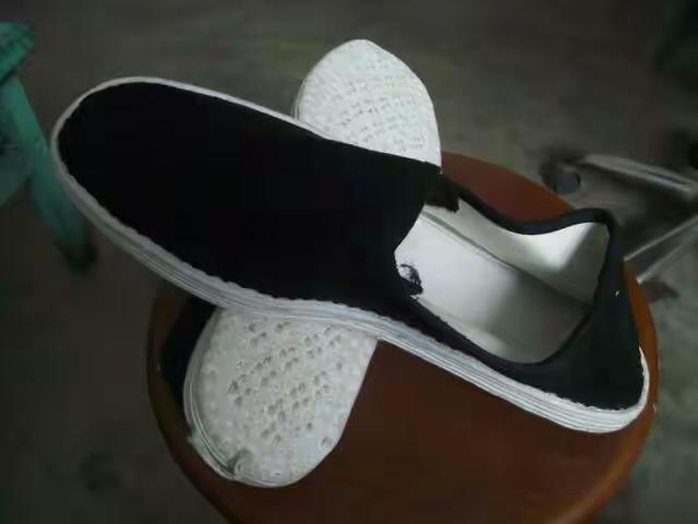       母亲走后，我总在落雪的夜里，翻出她那双旧棉鞋。鞋帮是藏青色的灯芯绒，