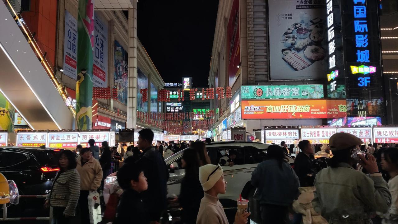 已是深夜时分，这里仍然还是热闹辉煌，热度不减。这是哪里呢？这里就是千年古城太原市