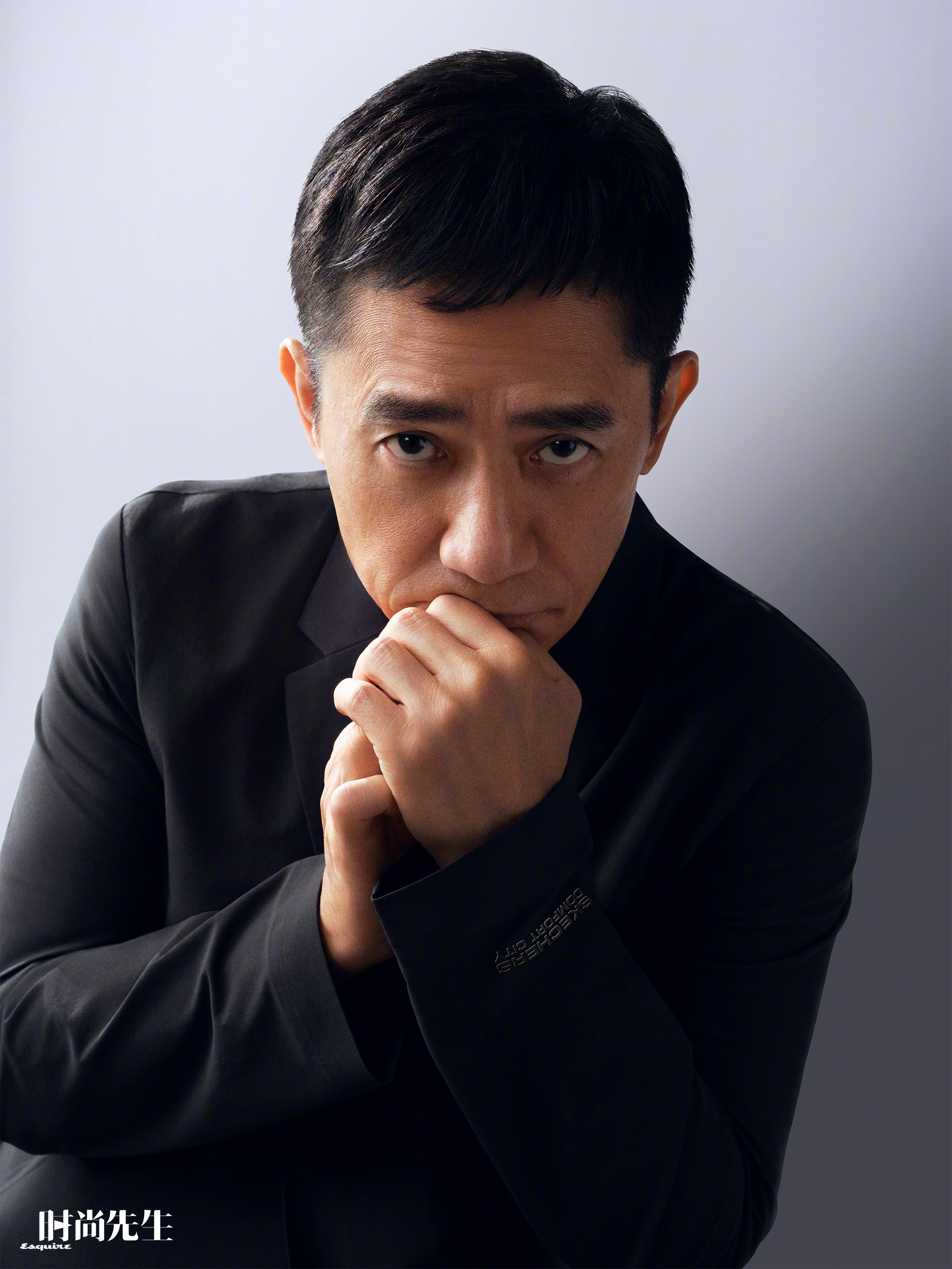 梁朝伟×时尚先生一月刊封面时隔十三年，再度登临《时尚先生》一月刊封面。镜头前，他