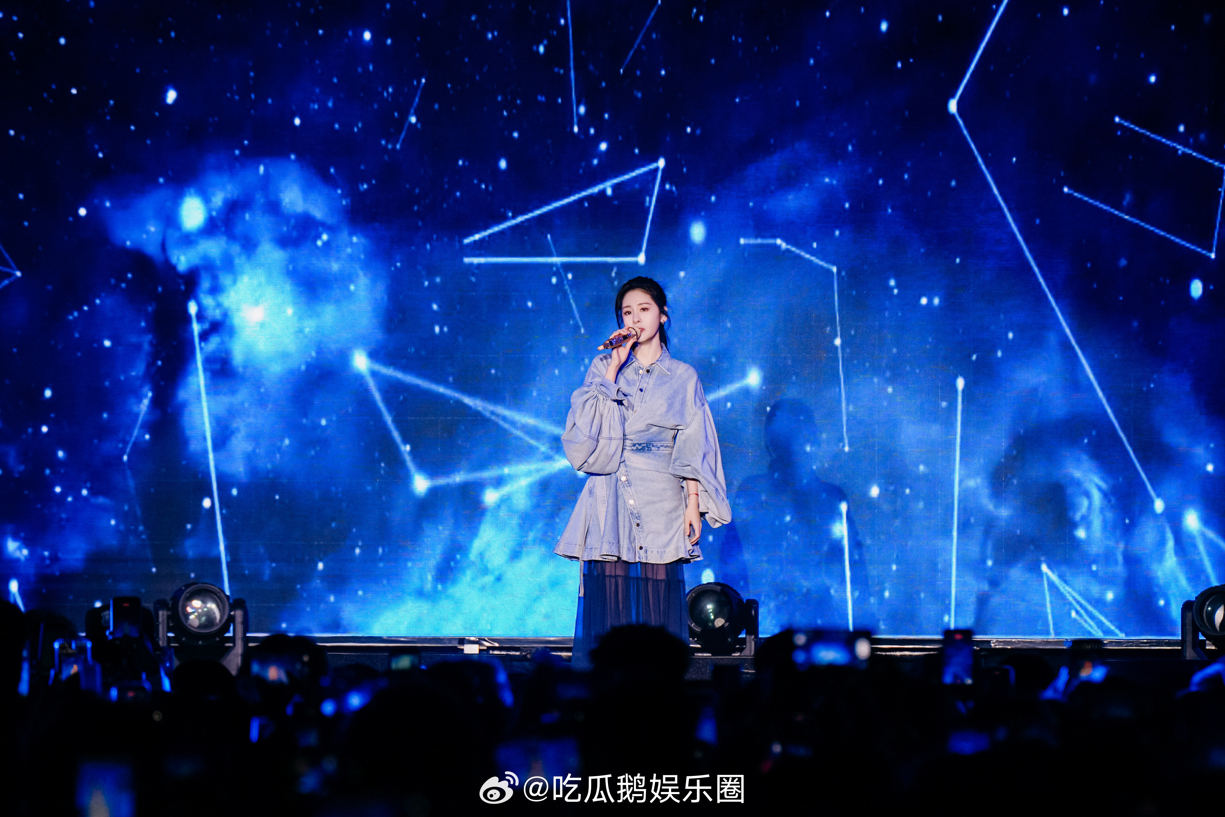 张碧晨和千名大学生大合唱 耳机里的旋律变成现场大合唱，青春的热烈与感动尽数展现！