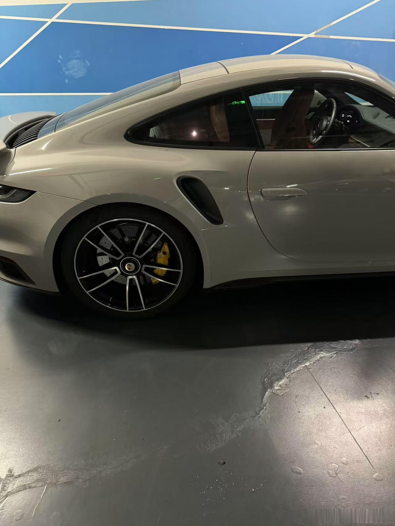 保时捷992 Turbo S，千鸟格内饰/哑灰外观，真好看！ ​​​