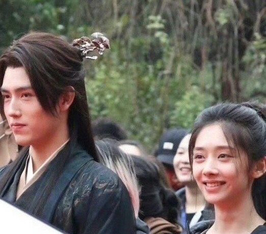陈飞宇王影璐#献鱼 妆造#新鲜出炉，女主应该是还没做好妆造吧，陈飞宇还挺适合的！