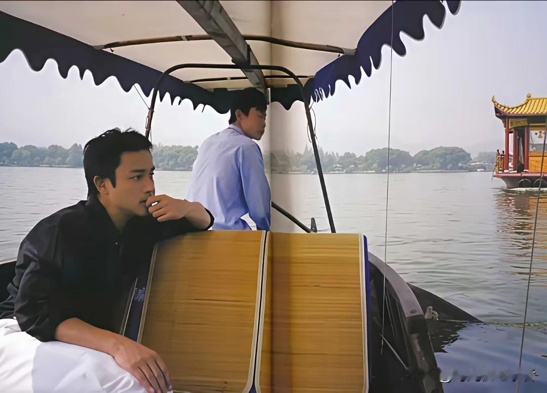 25年前张国荣在杭州，张国荣在西湖，看起来有些疲惫，3年后张国荣在香港文华酒店跳