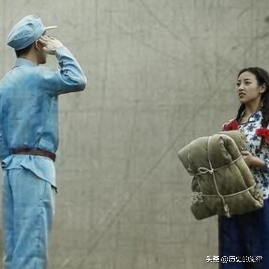 1935年，刘亚楼警卫员被吊树上毒打，老汉一巴掌救下，真相太好哭
 
1935年