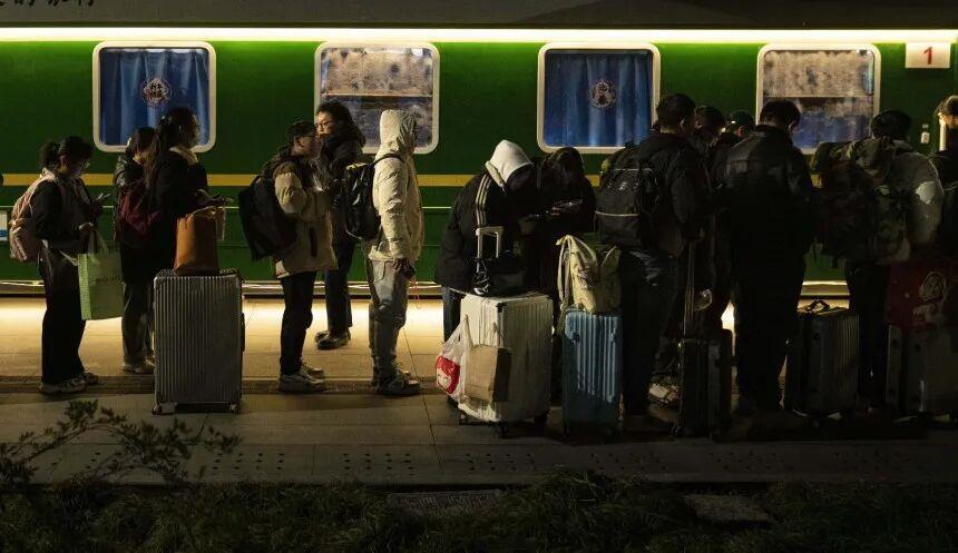 春运期间，杭州东站东广场的“星辰守护号”绿皮火车火了，网友纷纷建议全国推广。这是