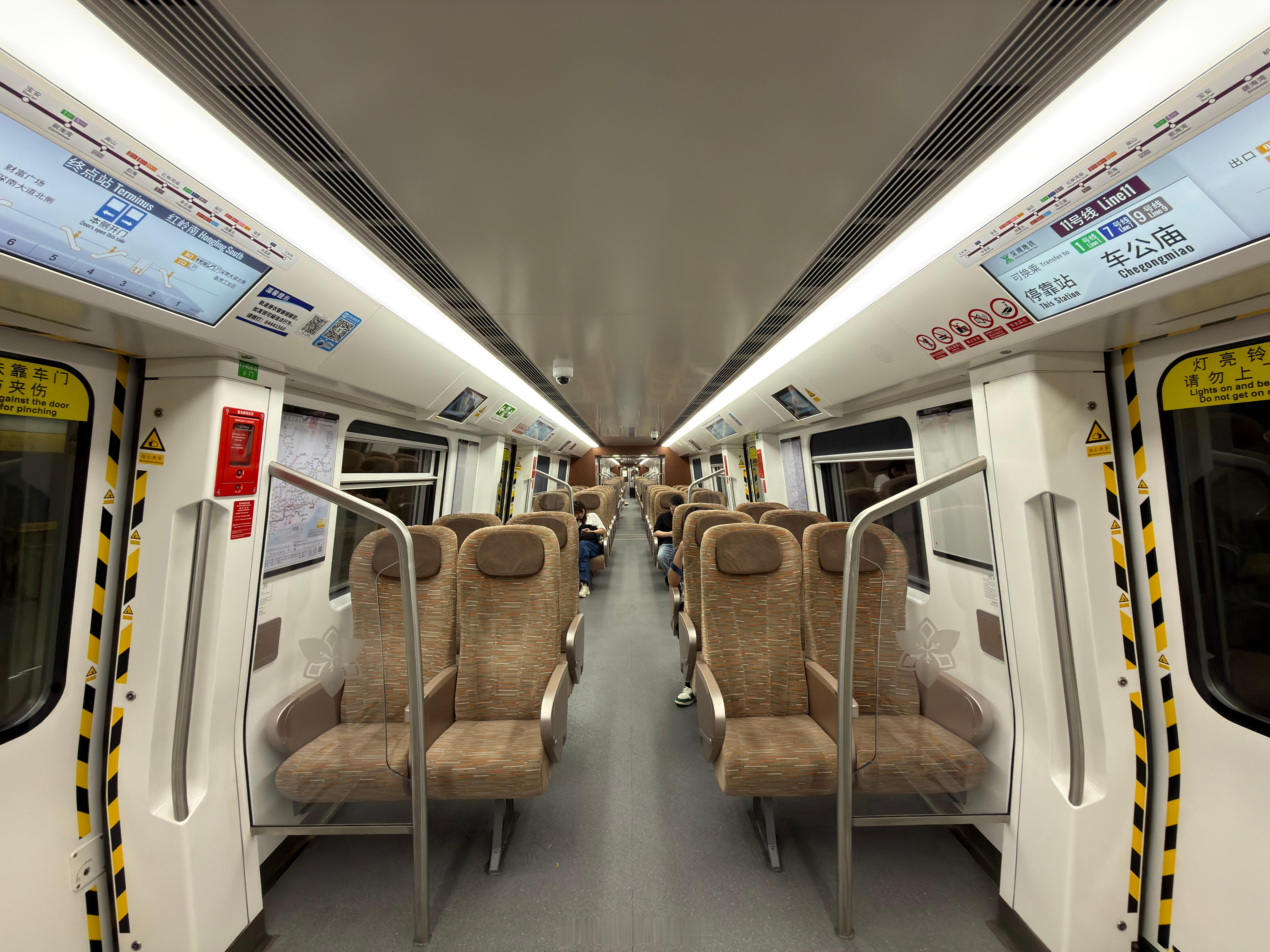 还得是我大深圳，地铁都有商务坐 深圳·车公庙