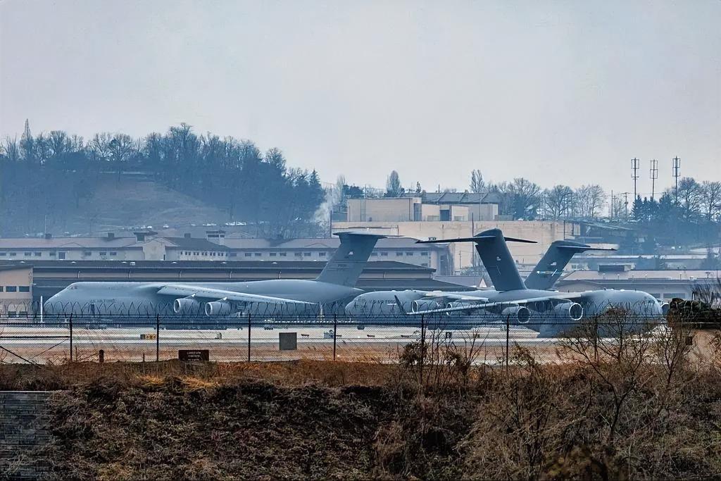 近日，韩国多家主流媒体相继曝出驻韩美军的异动，部署在韩国境内的汉弗莱斯营、群山基
