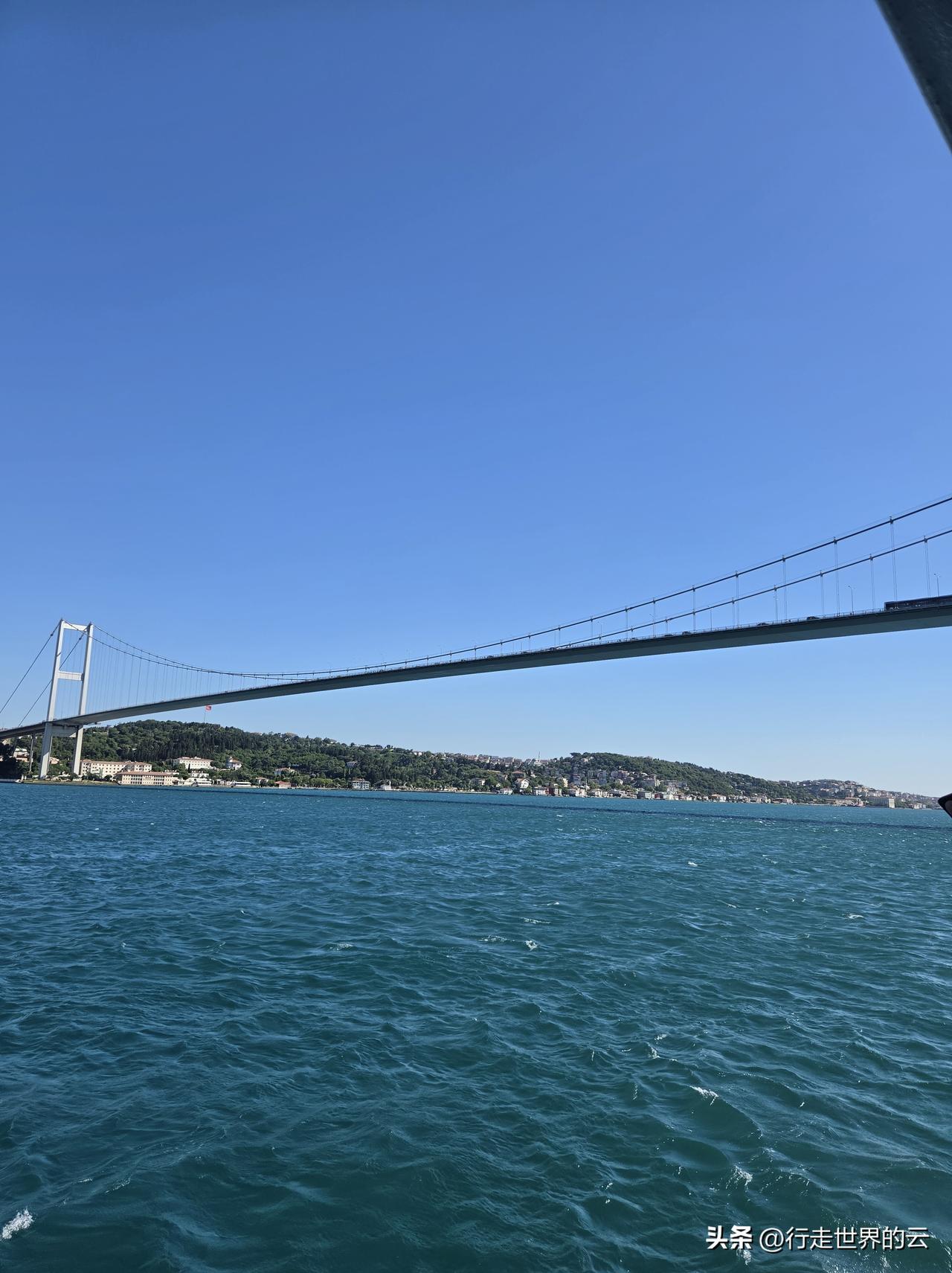 1988年通车横跨博斯普鲁斯海峡连接欧亚的法提赫大桥