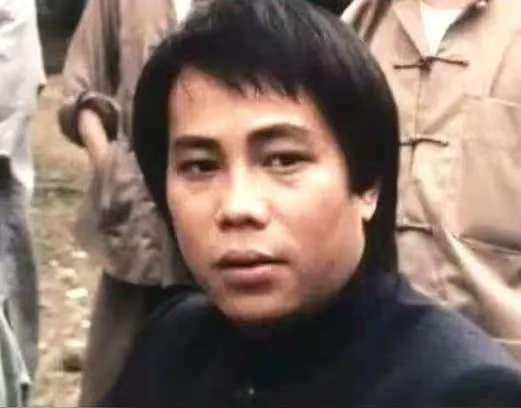 山坡羊·凭吊梁小龙
荧屏初动，
拳风惊众，
怒足踢匾豪情纵。
目燃红，意情浓。