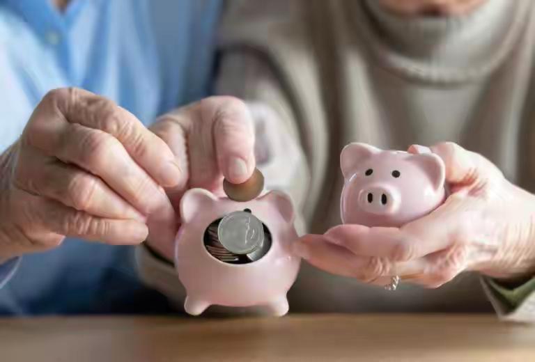 昨晚查余额，好不容易攒到三万八。今早闹钟没响——手机黑屏了。修要八百，换要五千。