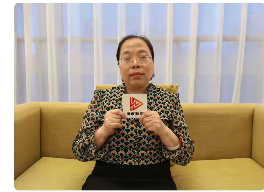 女人53岁，老公长期与第三者保持联系，还明目张胆说，我就是要耍小姐。

女人发现