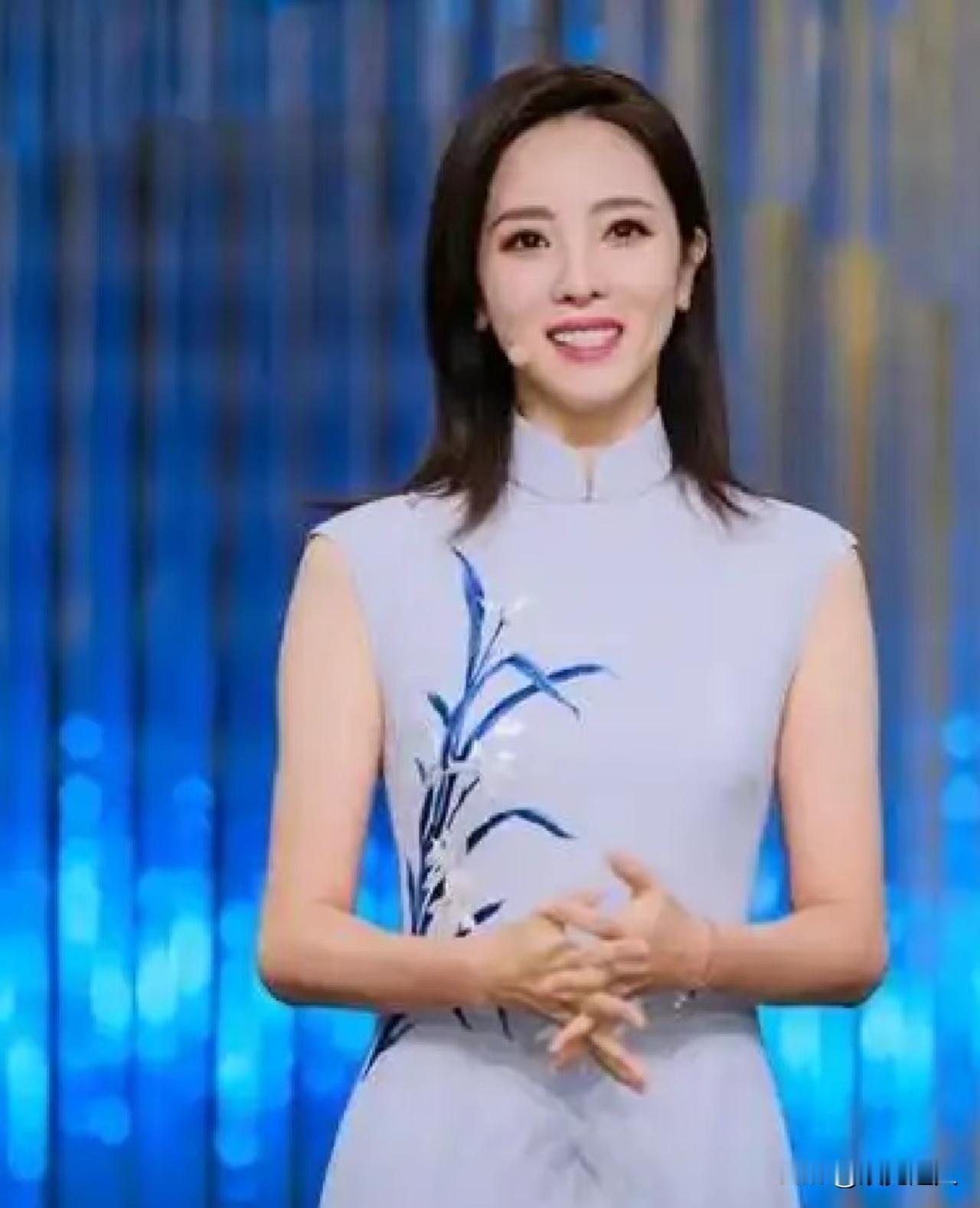 李思思真是我超喜欢的主持人！北大学霸可不是吹的，专业能力绝了！当年《挑战主持人》