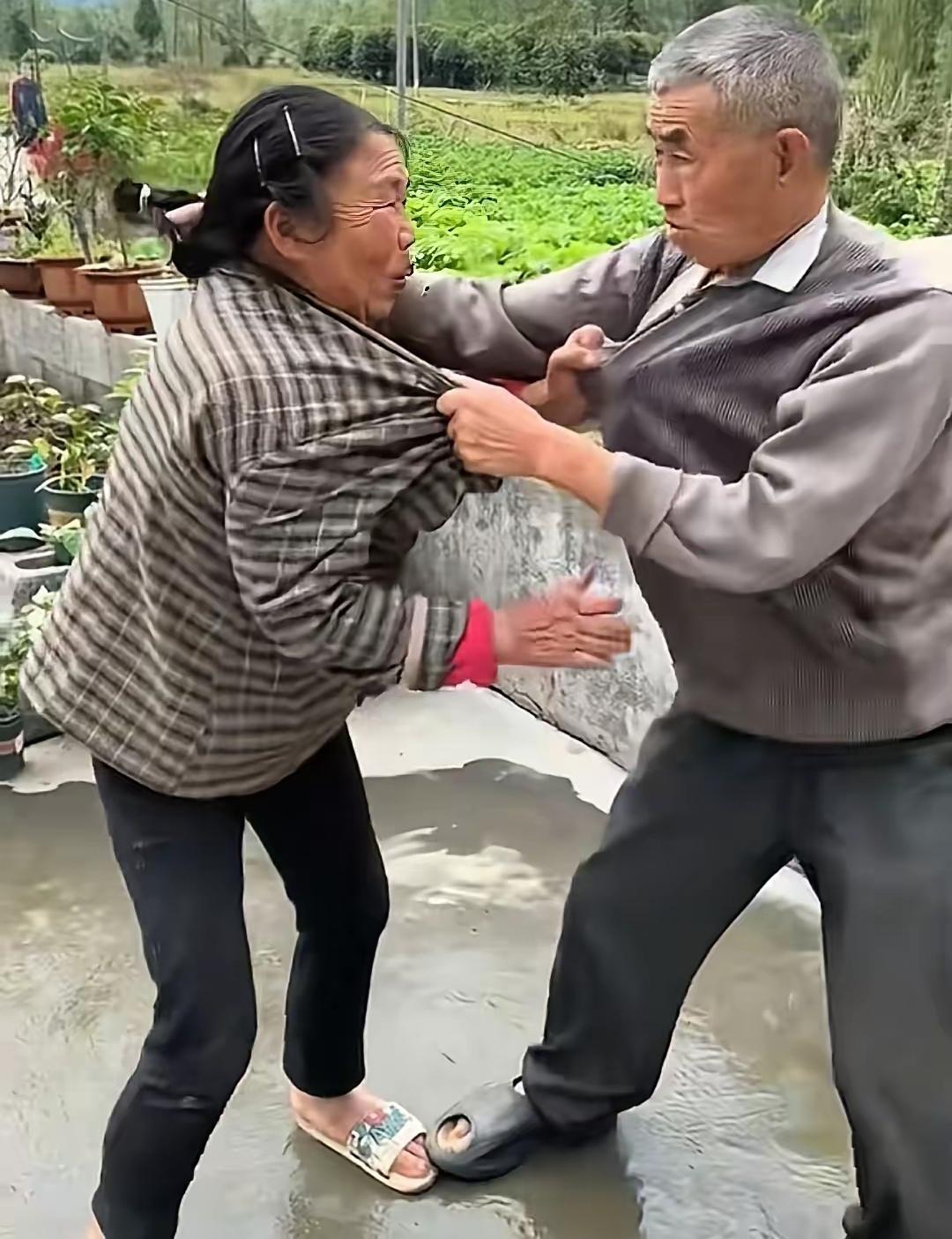 你能想象吗？一对老夫妇，本应安享晚年，却天天吵架打架，家里闹得鸡飞狗跳。这天，儿