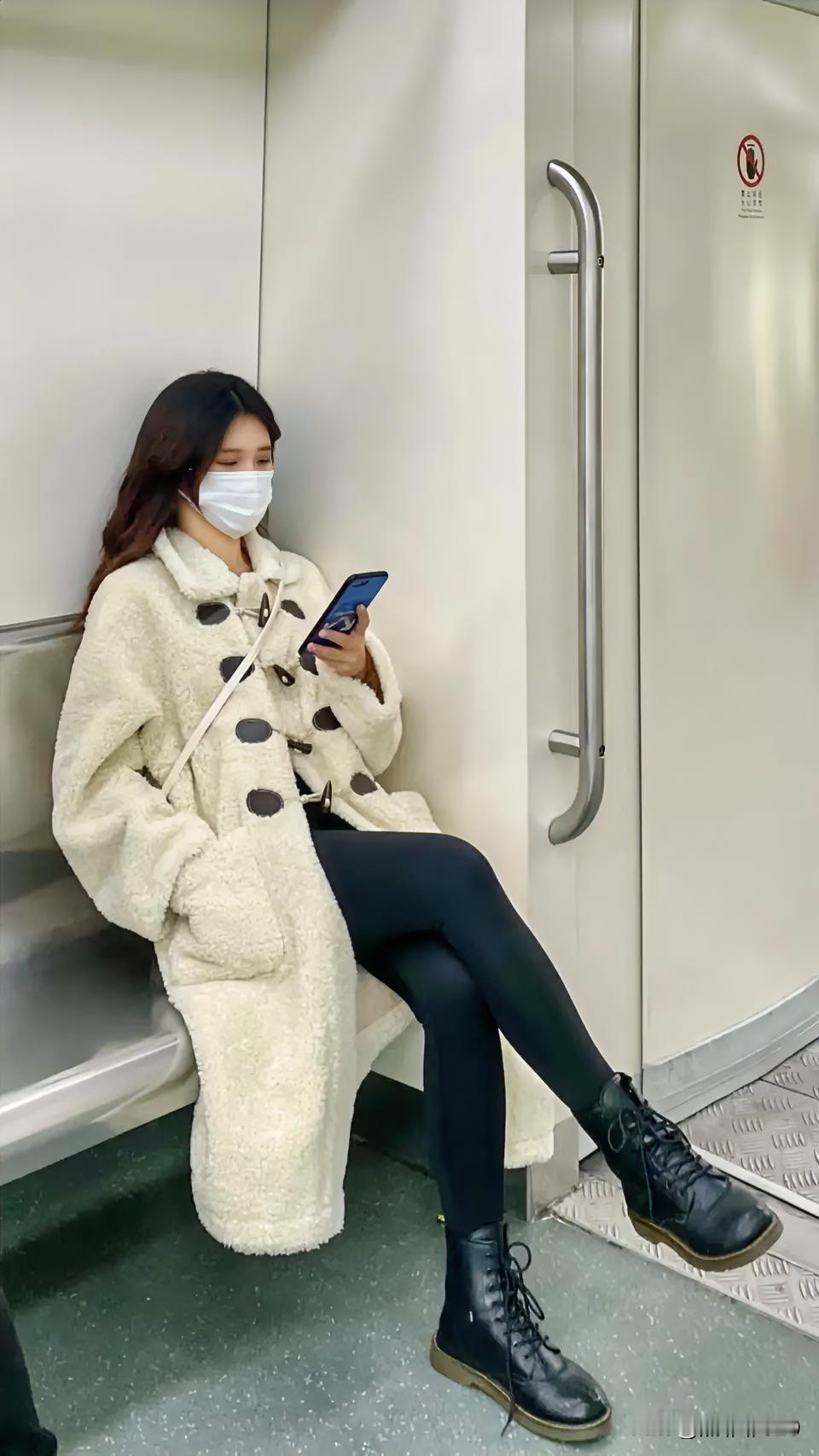 一夜入冬的霸都

昨天还在穿裙子喊热，今早气温直接掉到0℃，天气预报还挂着“雨夹