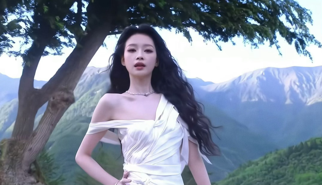 孙怡女神级别 彻底沦陷在孙怡的红毯造型里。VOGUE红毯慢镜头放大了所有美好，白