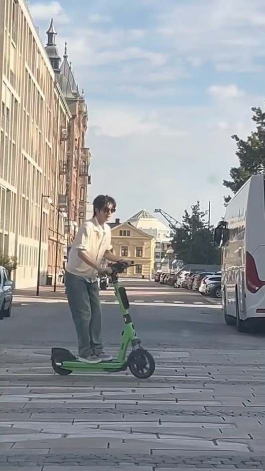 余宇涵瑞典偶遇在街上骑滑板车🛴看起来小孩玩的很开心！余宇涵：骑上我心爱的滑板车