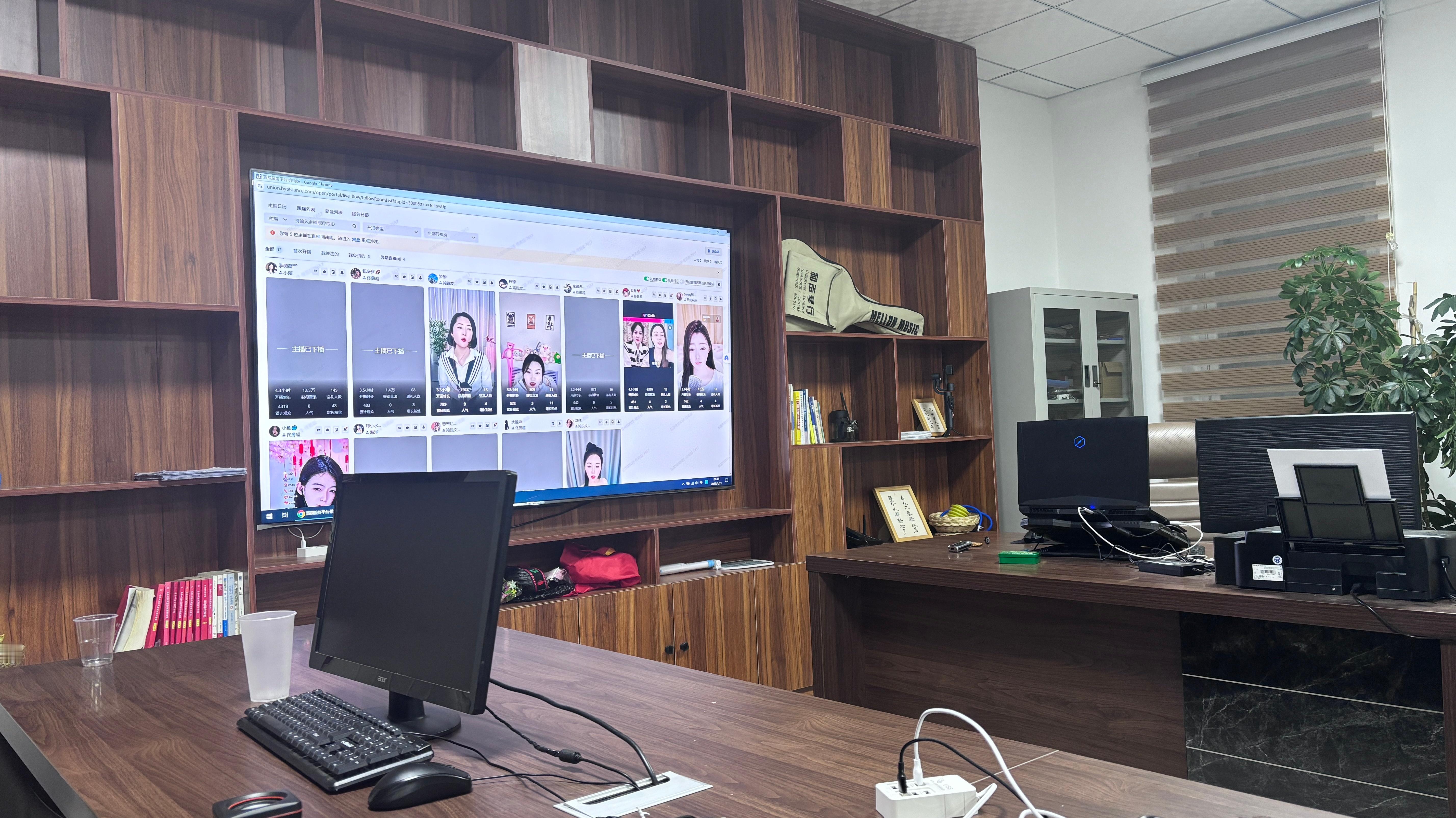 还有努力加班奋斗在办公室里的人么。 