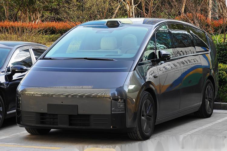 昨天上午把理想L9和MEGA都开到武汉黄埔科技园店，跟售后服务的师傅沟通了四个方