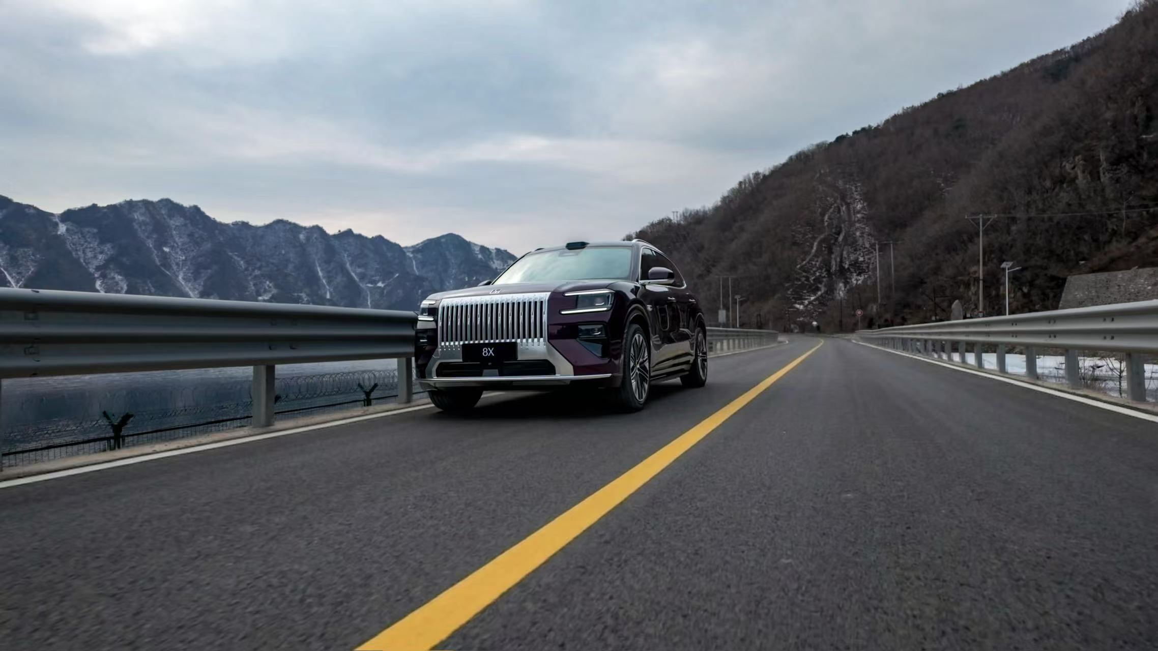 极氪8X正在进行中国车企的首个环中国路测，正好被中国铁建招呼了，大家都叫极氪8X