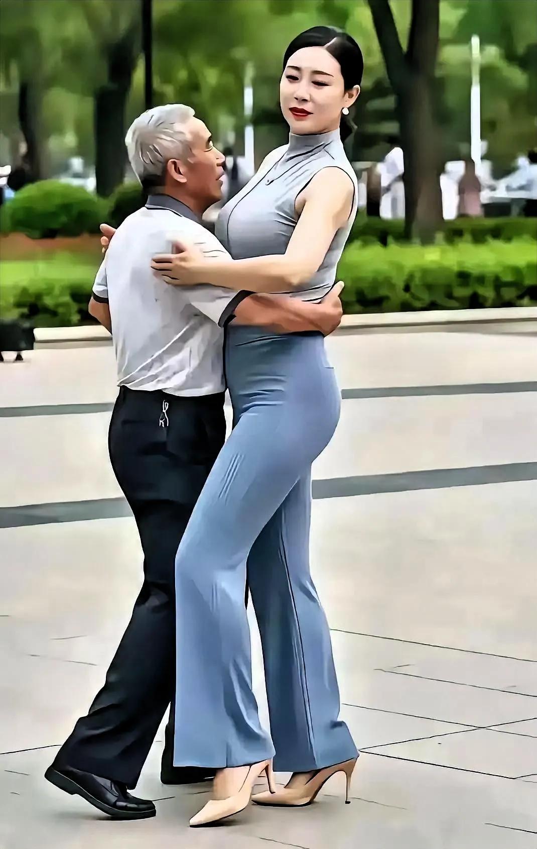 老王出事了，老王出大事了！69岁的同事老王，退休后就迷上跳舞，一天不跳都难受，天