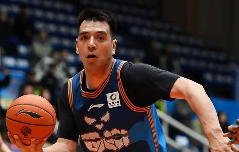 杨文学，名不见经传的四川男篮中锋，网传被邱彪相中，要转会到山东高速男篮。针对内线