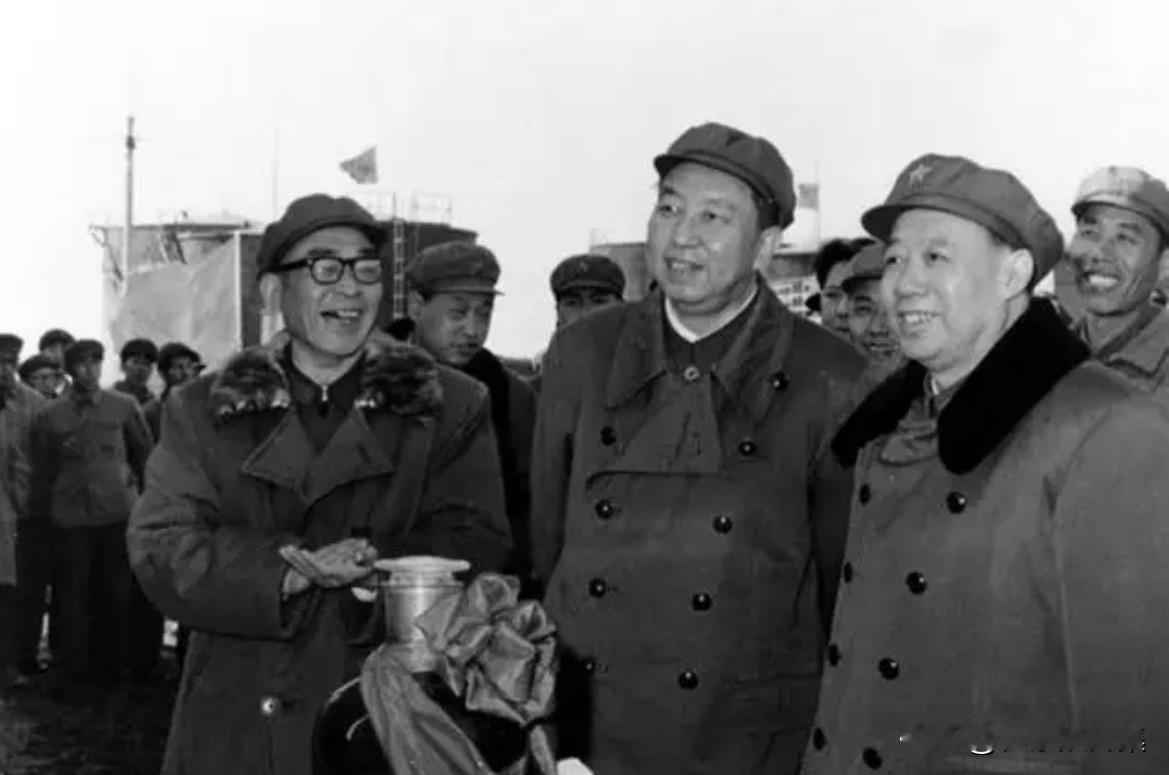 1977年4月19日，华国锋视察大庆工人阶级和技术人员自行设计、自己施工建成的采