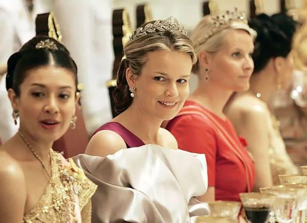 当年西拉米会见外国人，她一个亚洲女人却比欧美人长得还美。就是会见日本人时，她哈腰