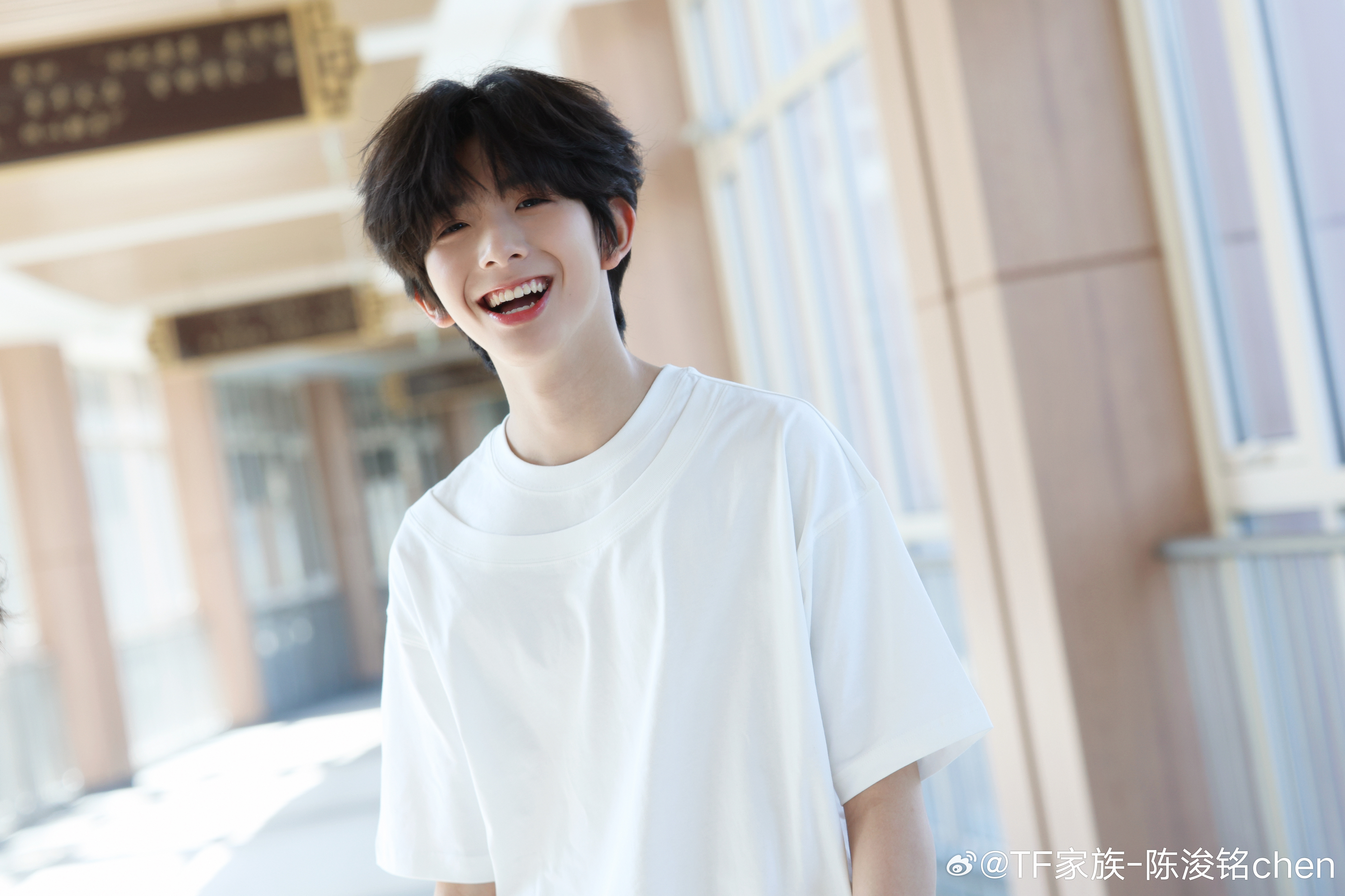 陈浚铭身上的少年感陈浚铭微博更新白T七宫格📸清爽明媚少年光站在那里就很美好笑容