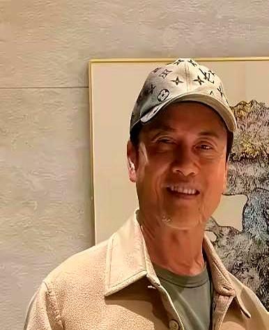 67岁的吕良伟最近又火了。
 

他没靠什么医美，就是每天都抽出两个小时去运动，