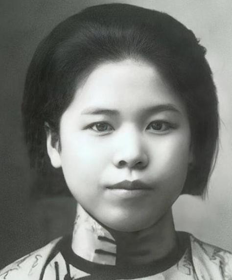 1947年，一个女人被绑在床上，被强行注射毒药，灌稀饭，特务的目的不是让她死，而