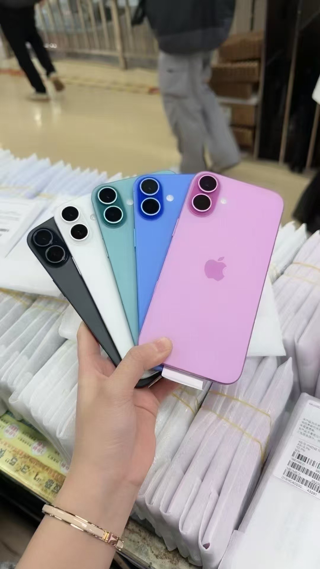 有粉丝问iphone17 标准版，对比16有什么区别？现在买16好还是等17？U