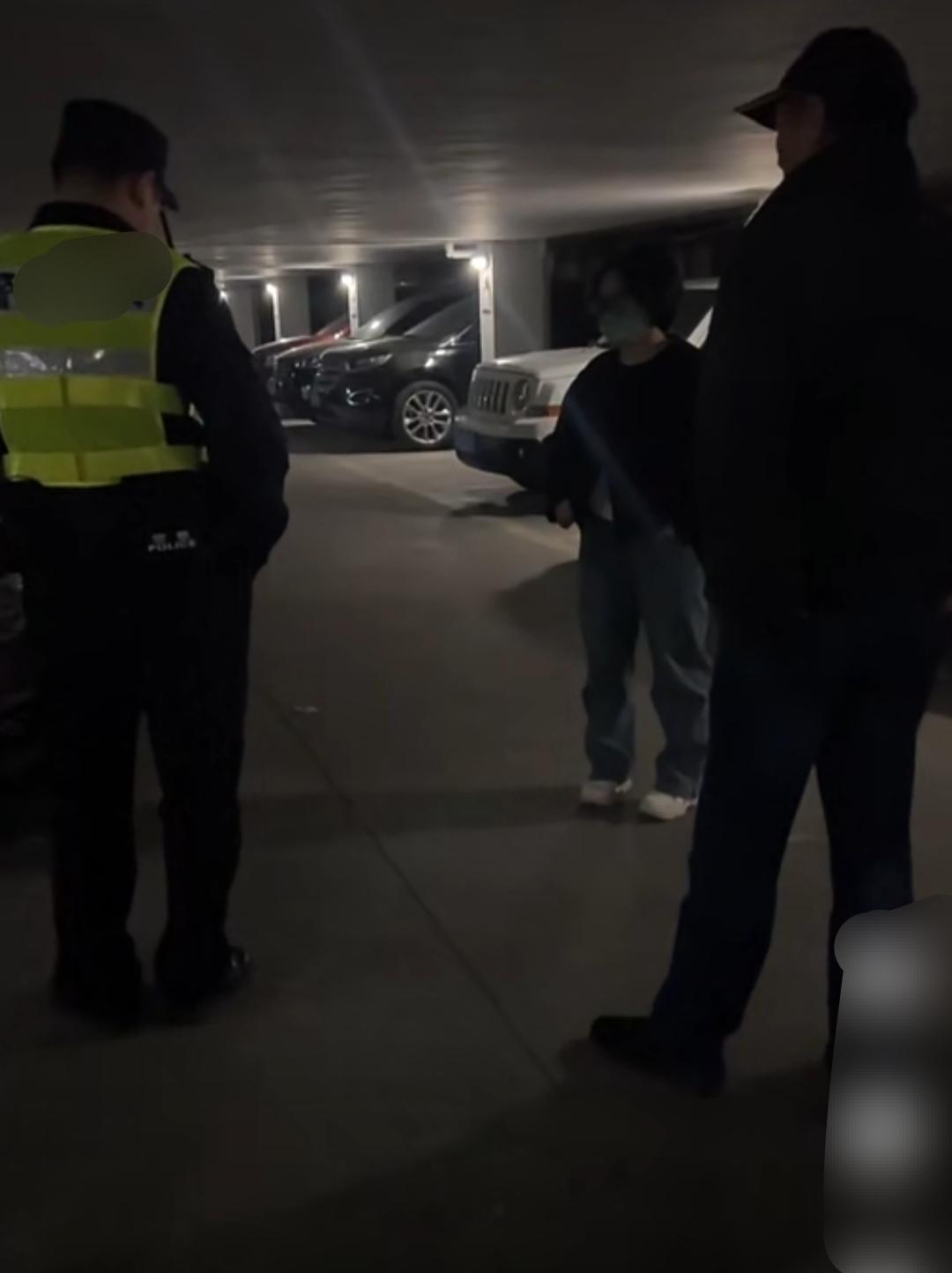 女子把车停在了别人的车位里面，还不留电话，然后被车位主人堵了，车开不出去，女子急