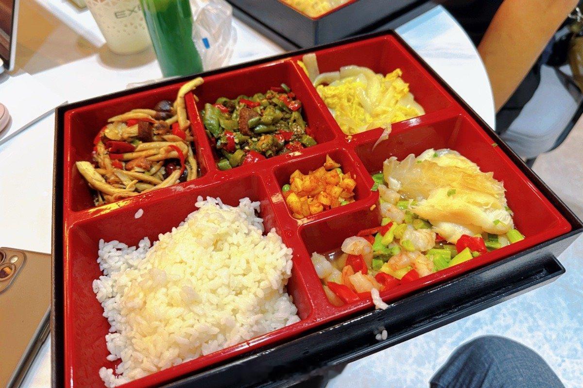 恰个饭，猜猜是谁家的[阴险]每日一餐分享  ​​​
