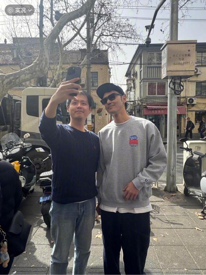 阮经天成上海移动景点 现在去上海就能见到阮经天吗 谁懂啊！刷到好几条上海偶遇阮经