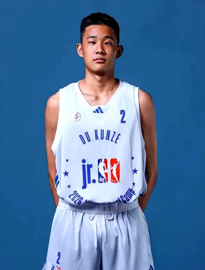 15岁就快1米96，摸高直接冲到3米51，这身板放哪都挺扎眼吧？
杜锋手里其实不