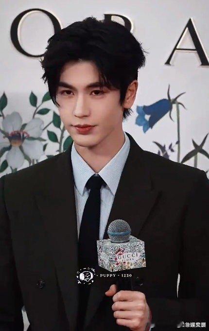 张凌赫三亚活动 果然是人气顶流！粉丝排长队只为见一面，他在台上发言超真诚，这波线