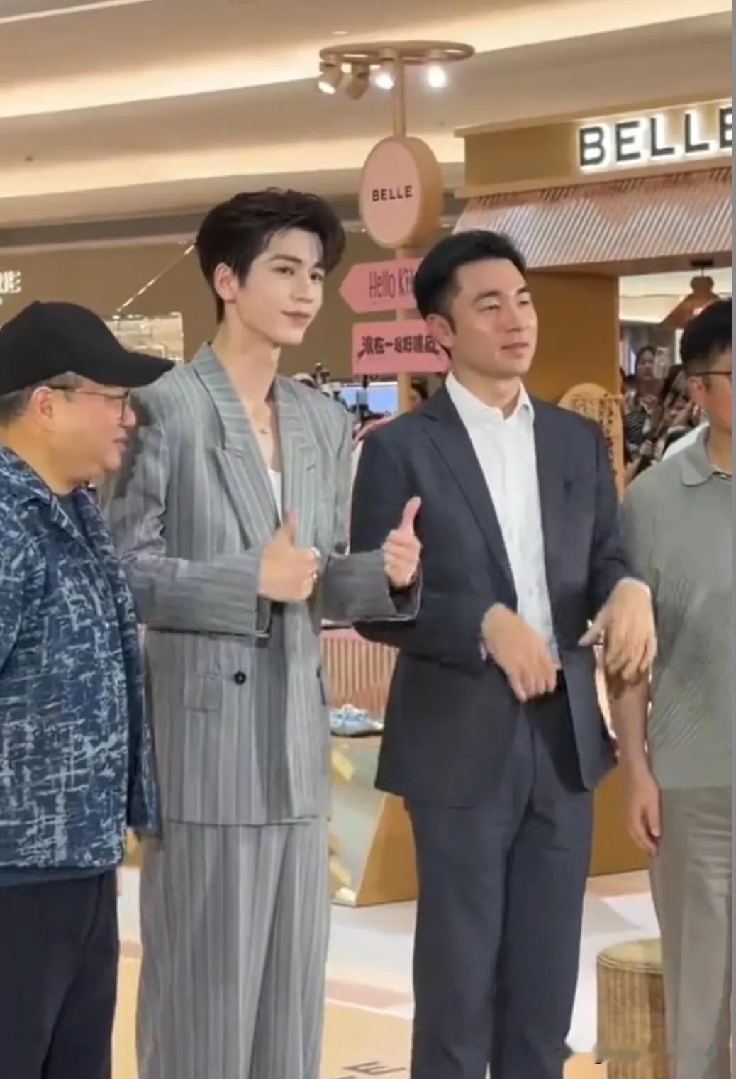 人气冲破玻璃！张凌赫南宁线下见面会，粉丝热情挤裂门店幕墙。 