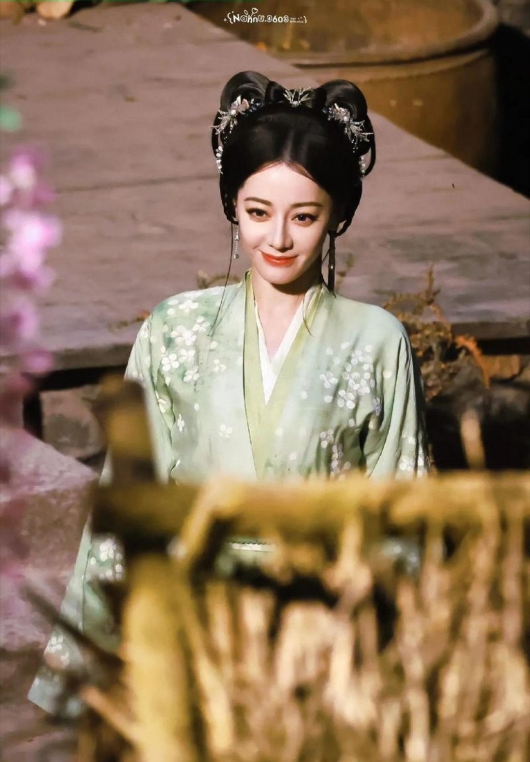 tg. 鞠婧祎、迪丽热巴 同款牛角包发型，有点儿仕女图那味儿了