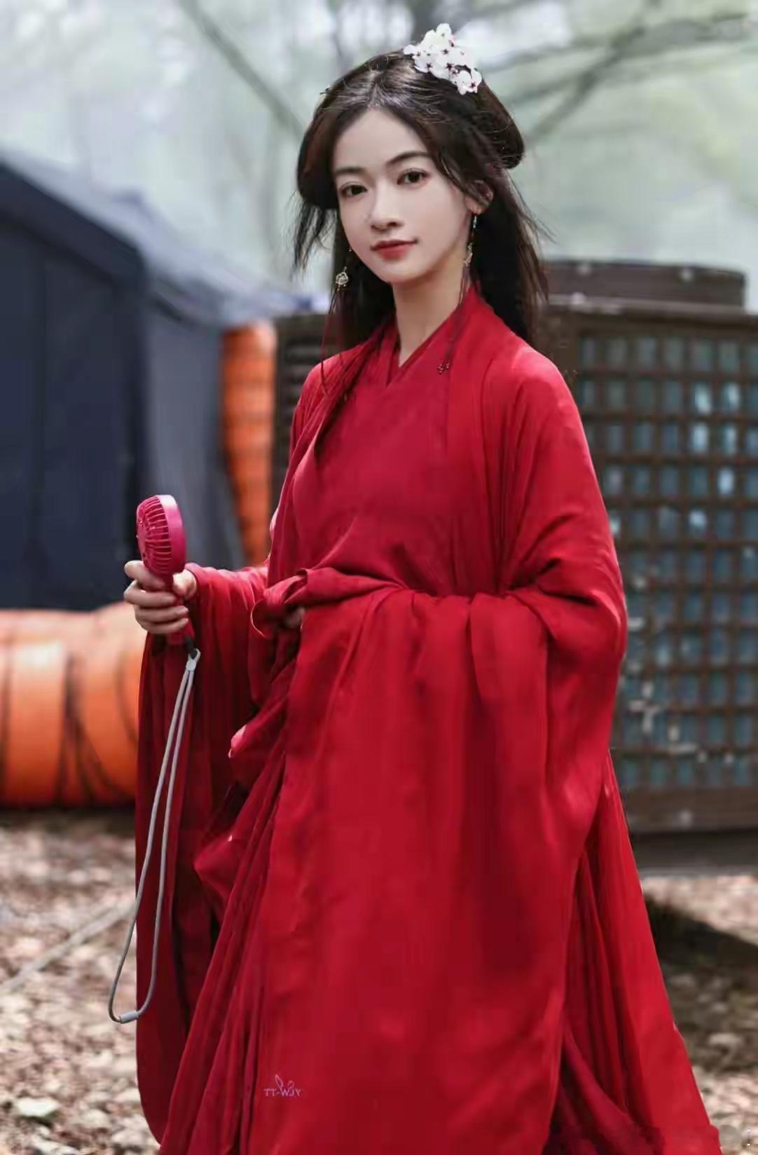 吴谨言的红衣美艳动人吴谨言