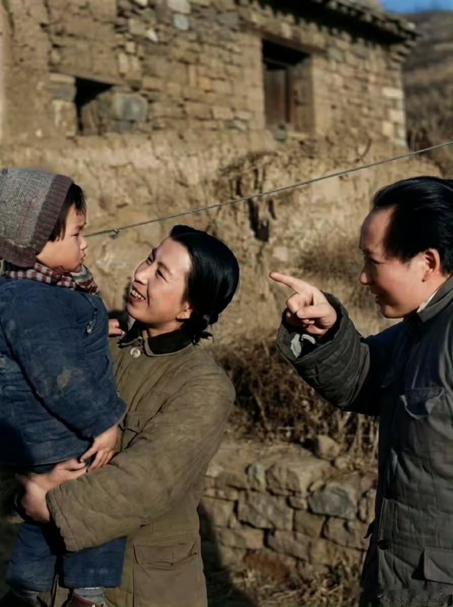 一家人其乐融融，开心得像个孩子