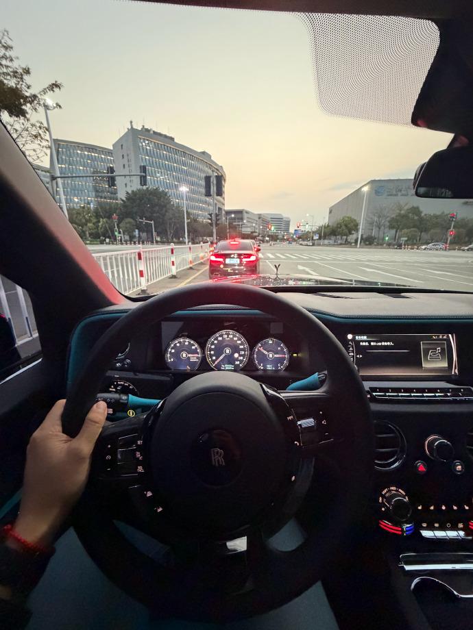 现在开电车开的，已经很久没有开燃油车了，呆在地库都快长毛了
今天，必须把库里南开