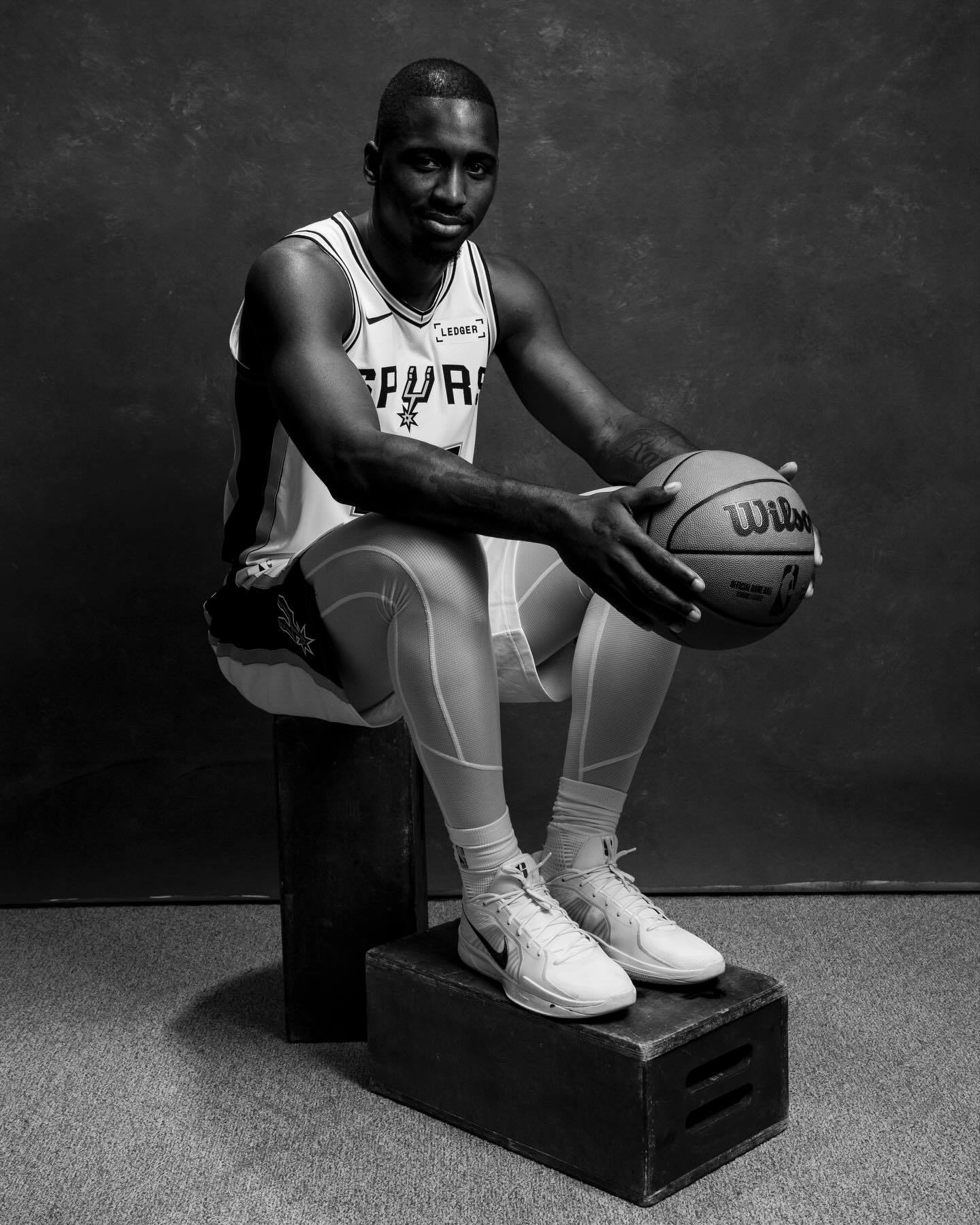 🎂今天是大卫-琼斯-加西亚24岁的生日！！🎉让我们一起祝大卫-琼斯-加西亚生