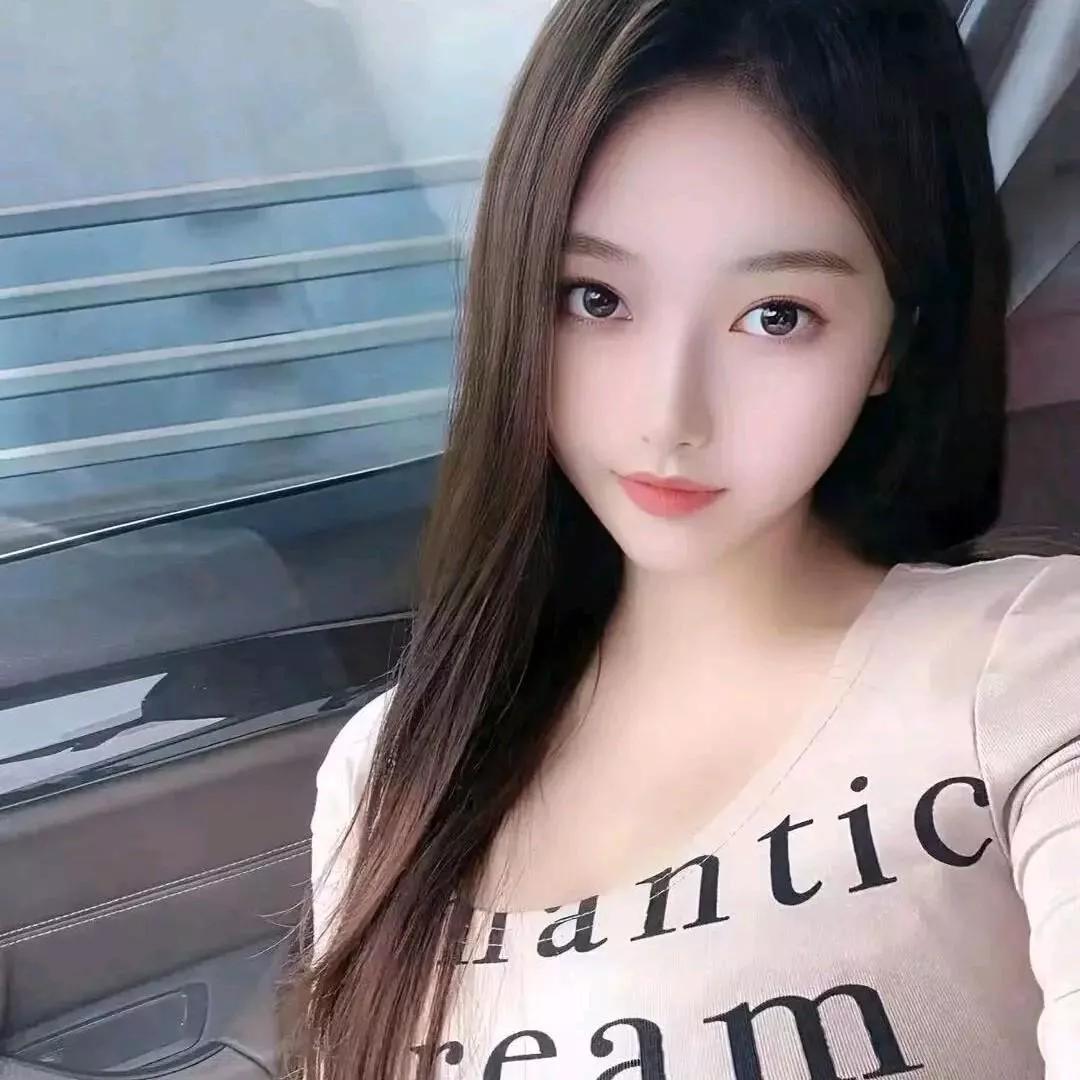 车内自拍，温柔甜美的女孩，白皙的皮肤，长长的头发，自然妆容，浅粉色上衣。自然美少