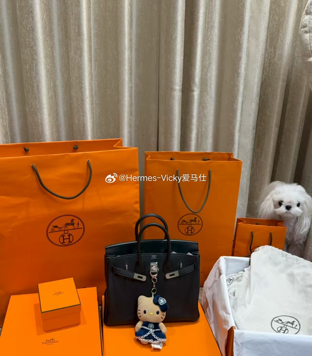 🖤冷冽银扣搭配纯黑皮质，褪去黑金的成熟厚重，多了几分清冷疏离的贵气，没有一丝多