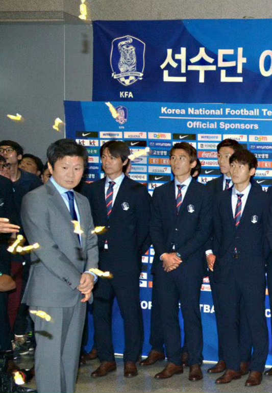 12年前，韩国球迷用南瓜太妃糖和鸡蛋在机场迎接洪明甫和韩国队，今年不知道会是啥微
